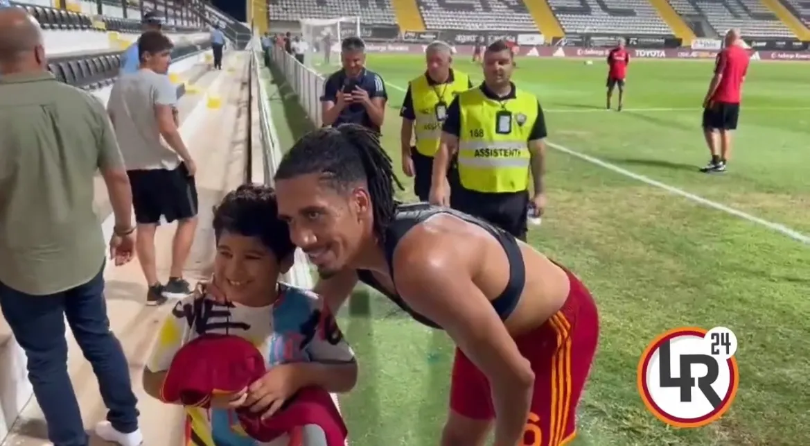 smalling e giovane tifoso farense roma