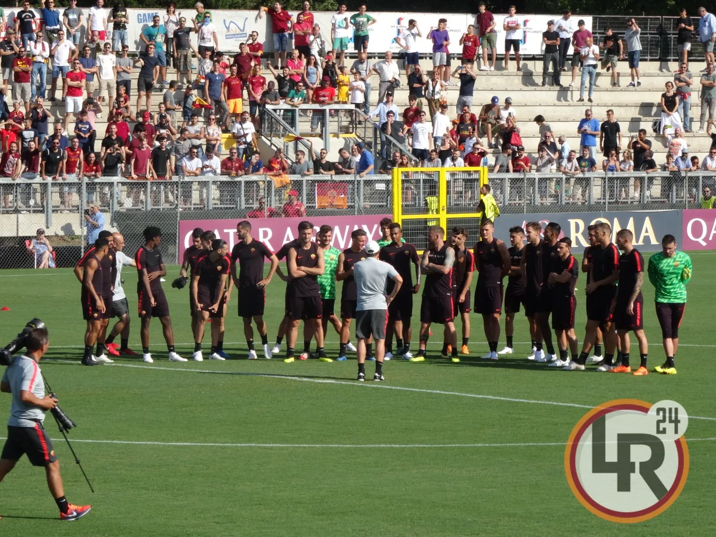 squadra a centrocampo con di francesco tre fontane