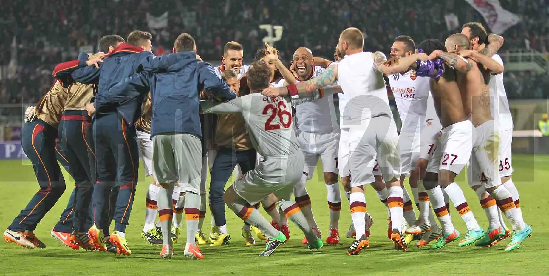 squadra abbracciata in cerchio esulta a fine post fiorentina roma ottima foto gino mancini