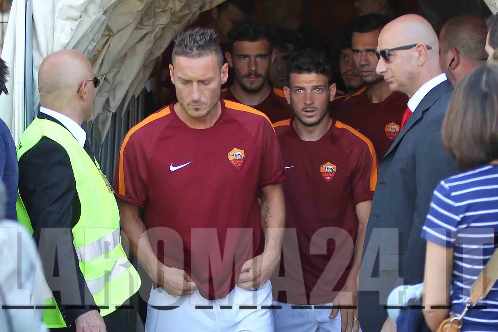 squadra entra in campo totti florenzi romagnoli castan lr24