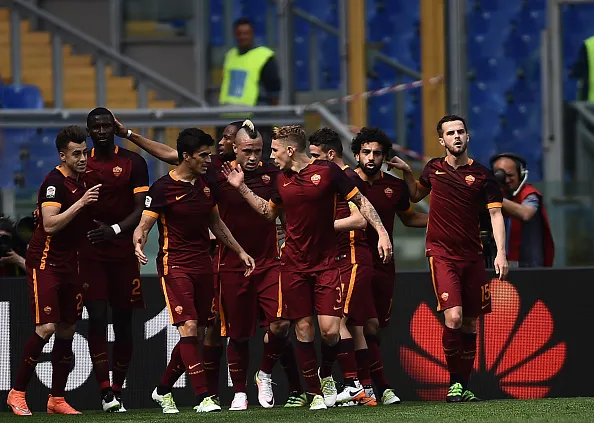 squadra esulta derby