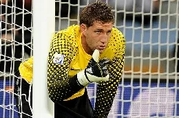 stekelenburg20appoggiato20palo20per20fare20barriera20segno20ok