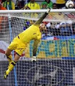 stekelenburg20tuffo20a20mandare20il20pallone20sopra20la20traversa