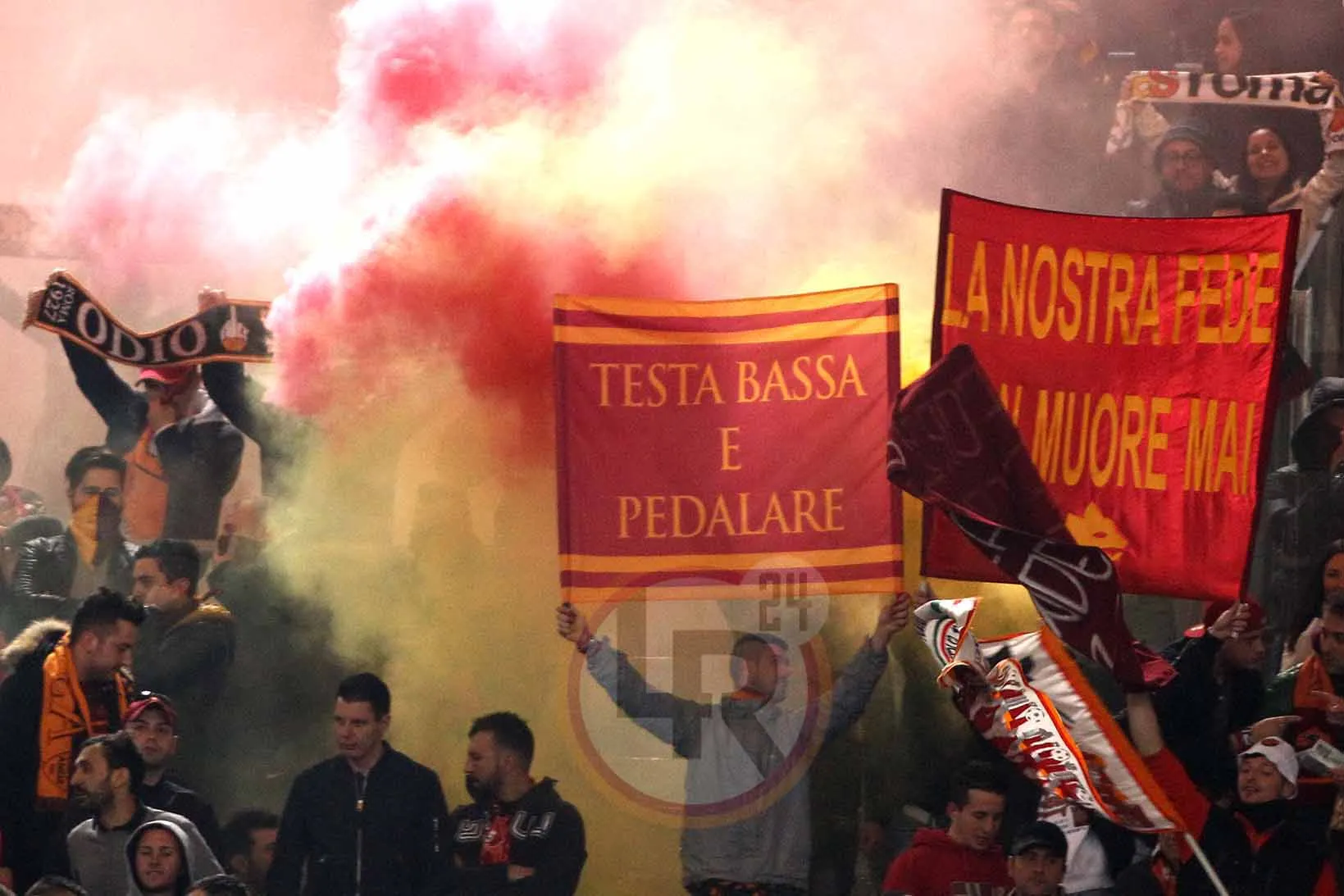 stendardi curva roma fiore 190315 mancini