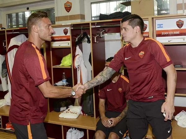 stretta di mano totti iturbe