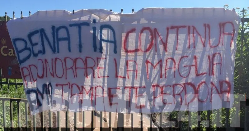 striscione benatia raduno trigoria lr24
