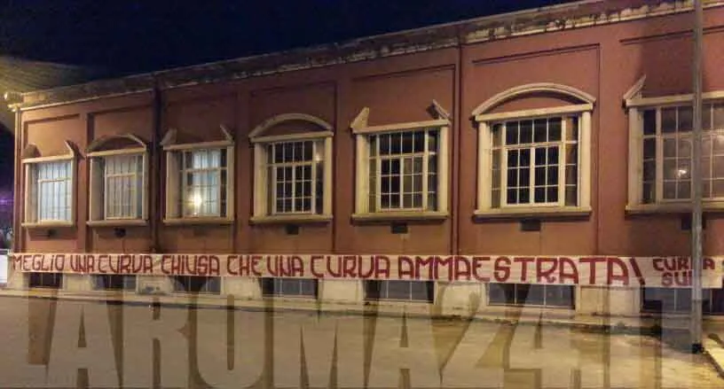 striscione curva sud meglio chiuse che ammaestrate