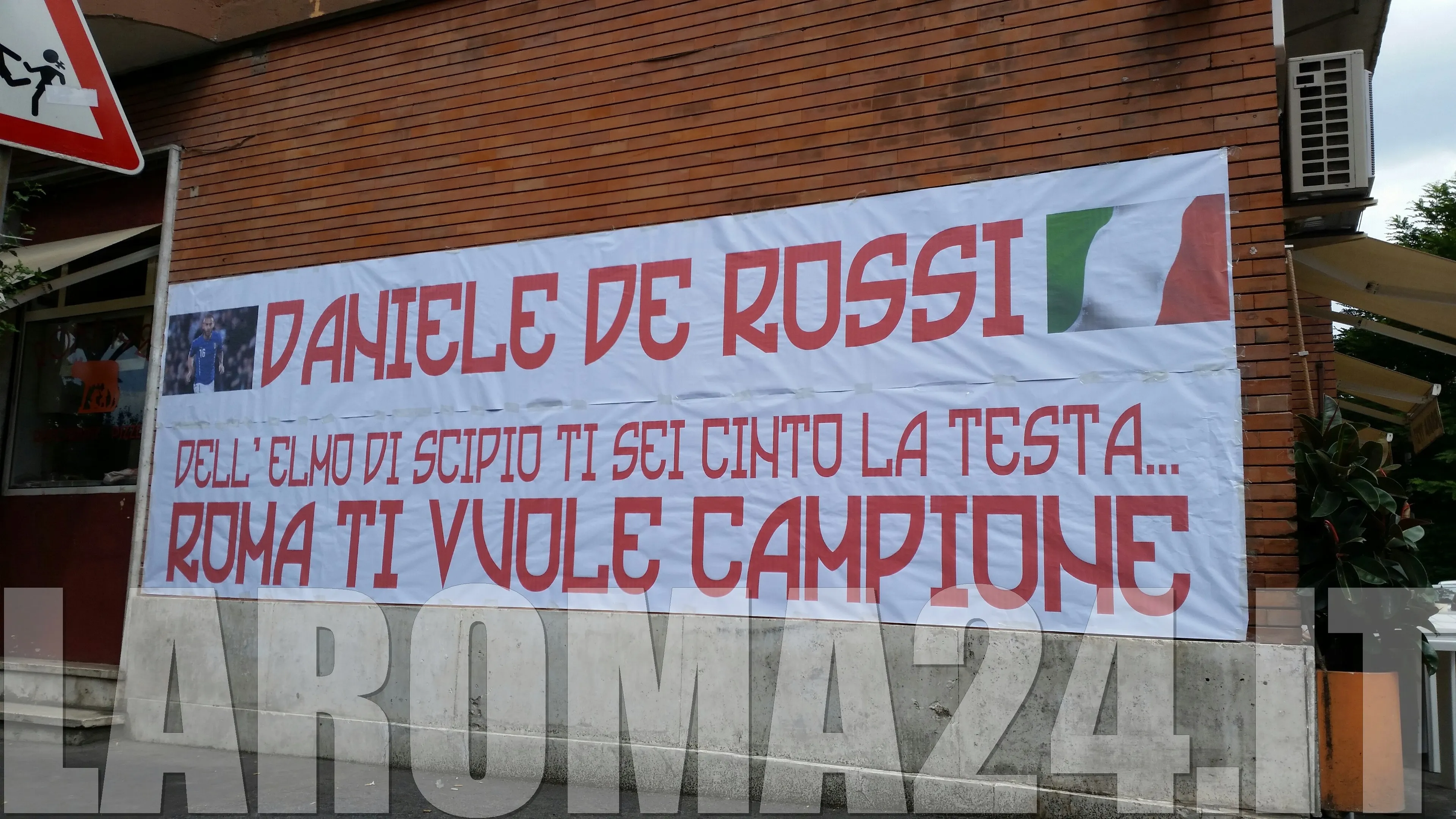 striscione de rossi 190614 mancini2