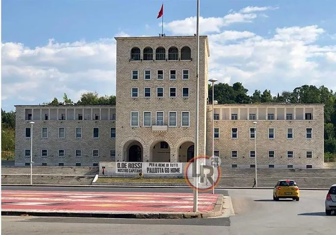 striscione de rossi tirana