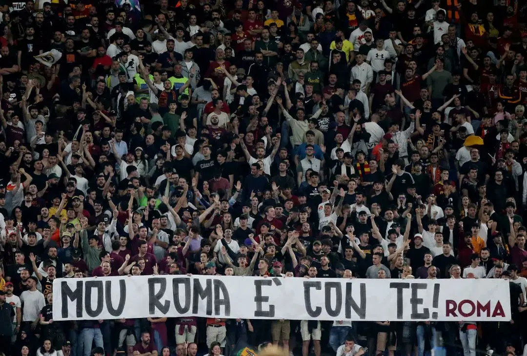 striscione mou roma con te roma spezia