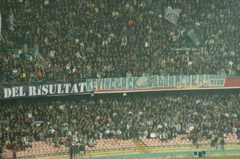 striscione napoli su strootman
