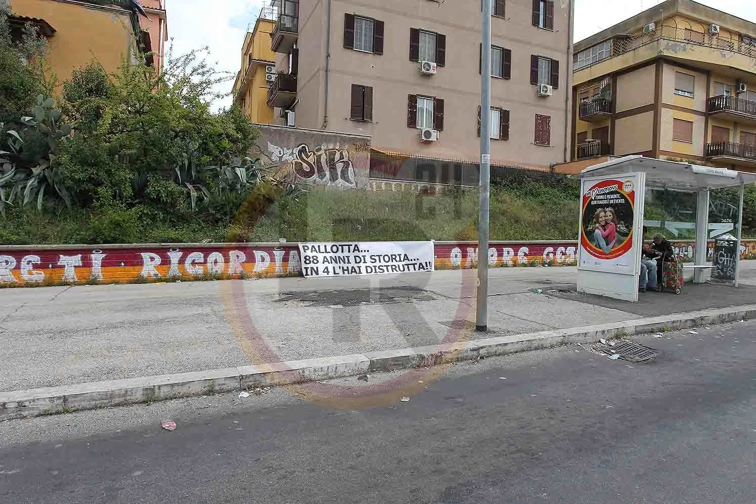 striscione pallotta torre spaccata