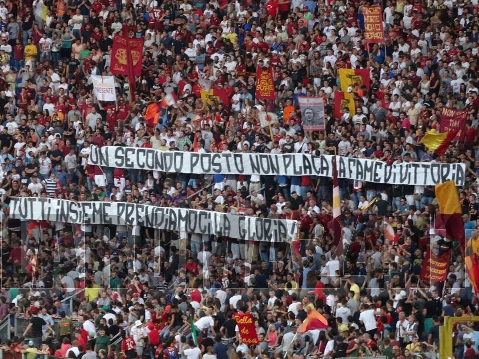 striscione secondo posto presentazione roma fenerbahce 190814