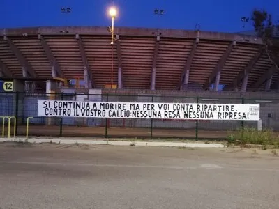 striscione tifosi lecce