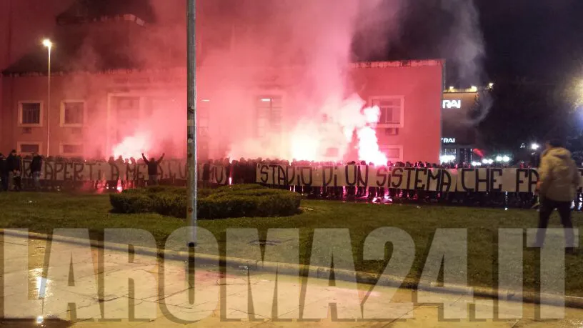 striscione ultimo stadio esterno olimpico roma inter