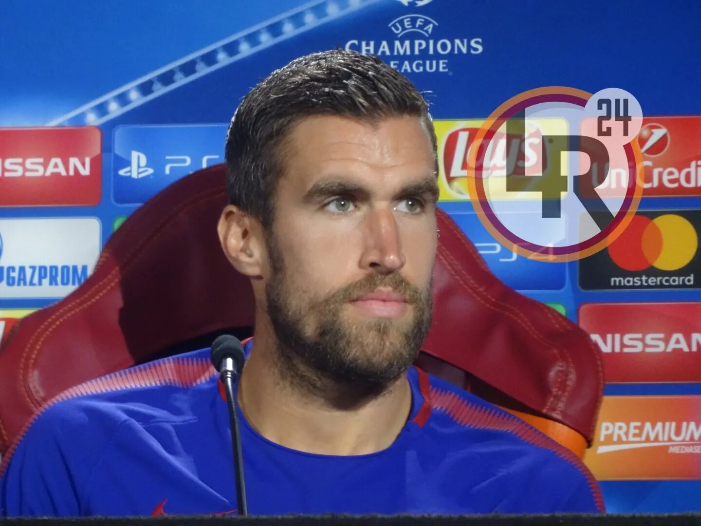 strootman sguardo fisso conf stampa