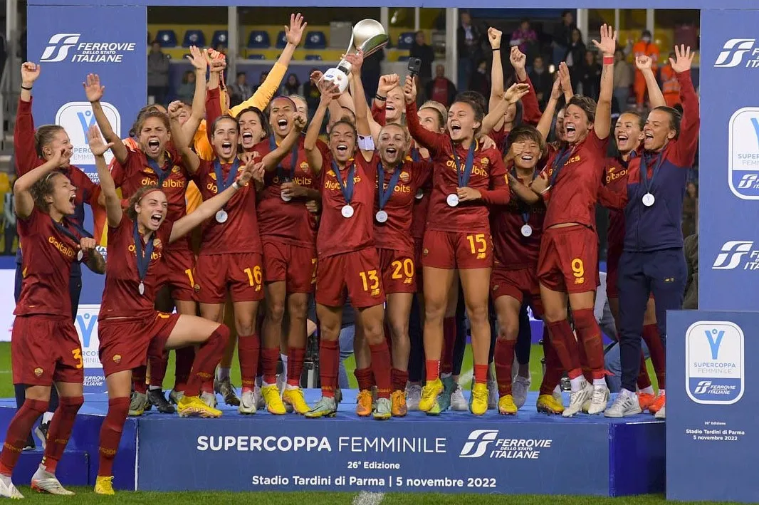 supercoppa femminile juventus roma esultanza squadra trofeo 2