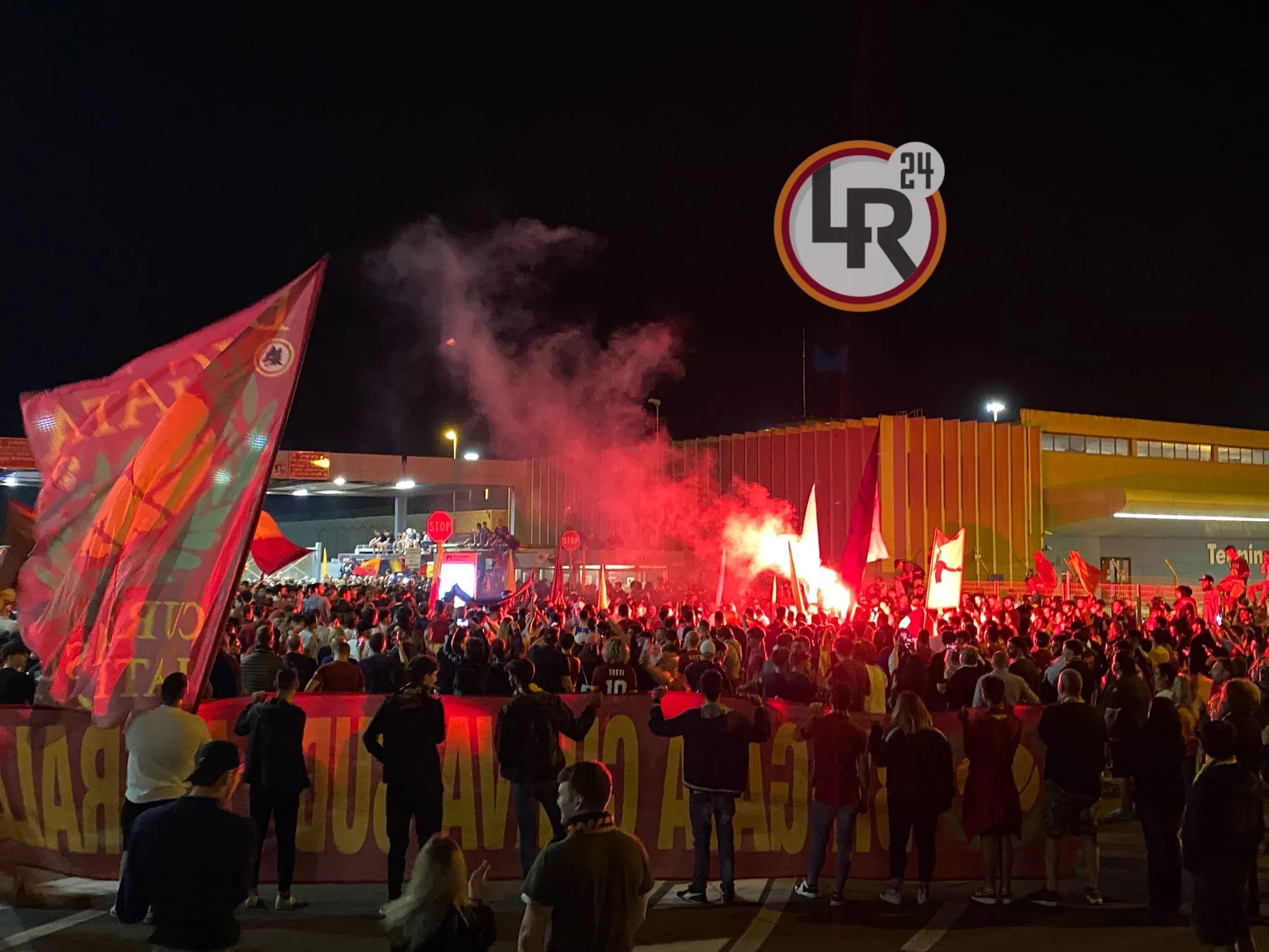 tifosi bandiere e fumogeni a fiumicino