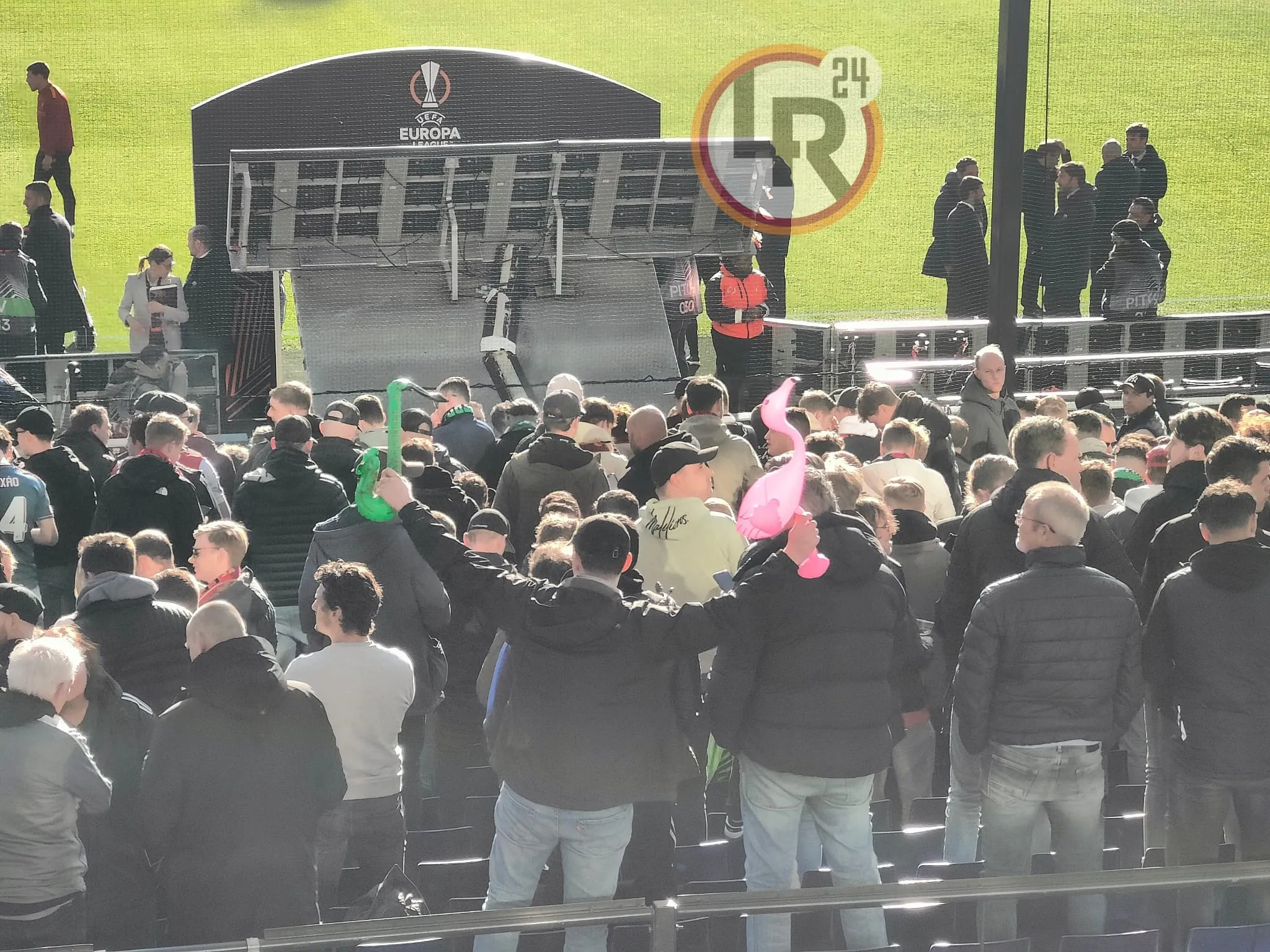 tifosi feyenoord con oggetti gonfiabili