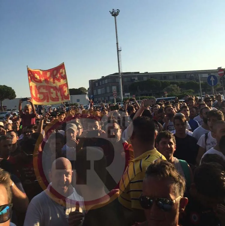tifosi fiumicino arrivo dzeko 3