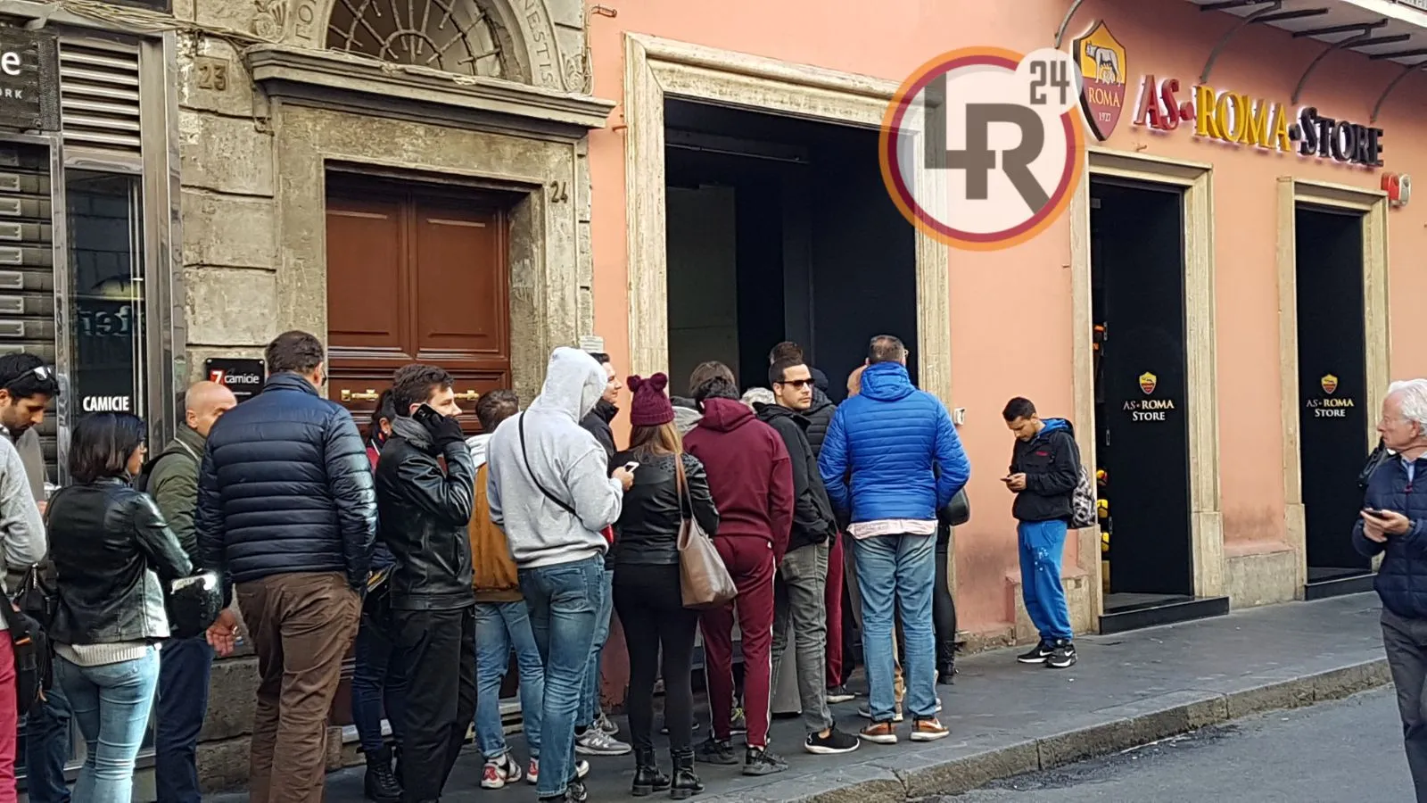 tifosi in fila roma store via del corso derby