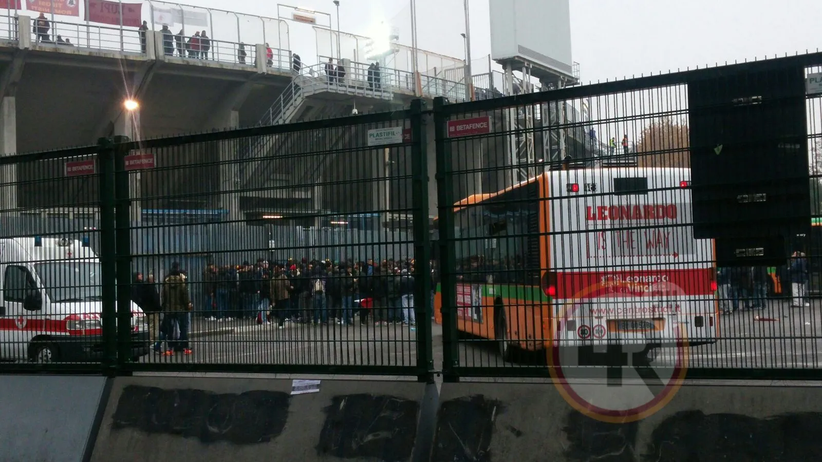 tifosi roma entrano allo stadio di bergamo lr24