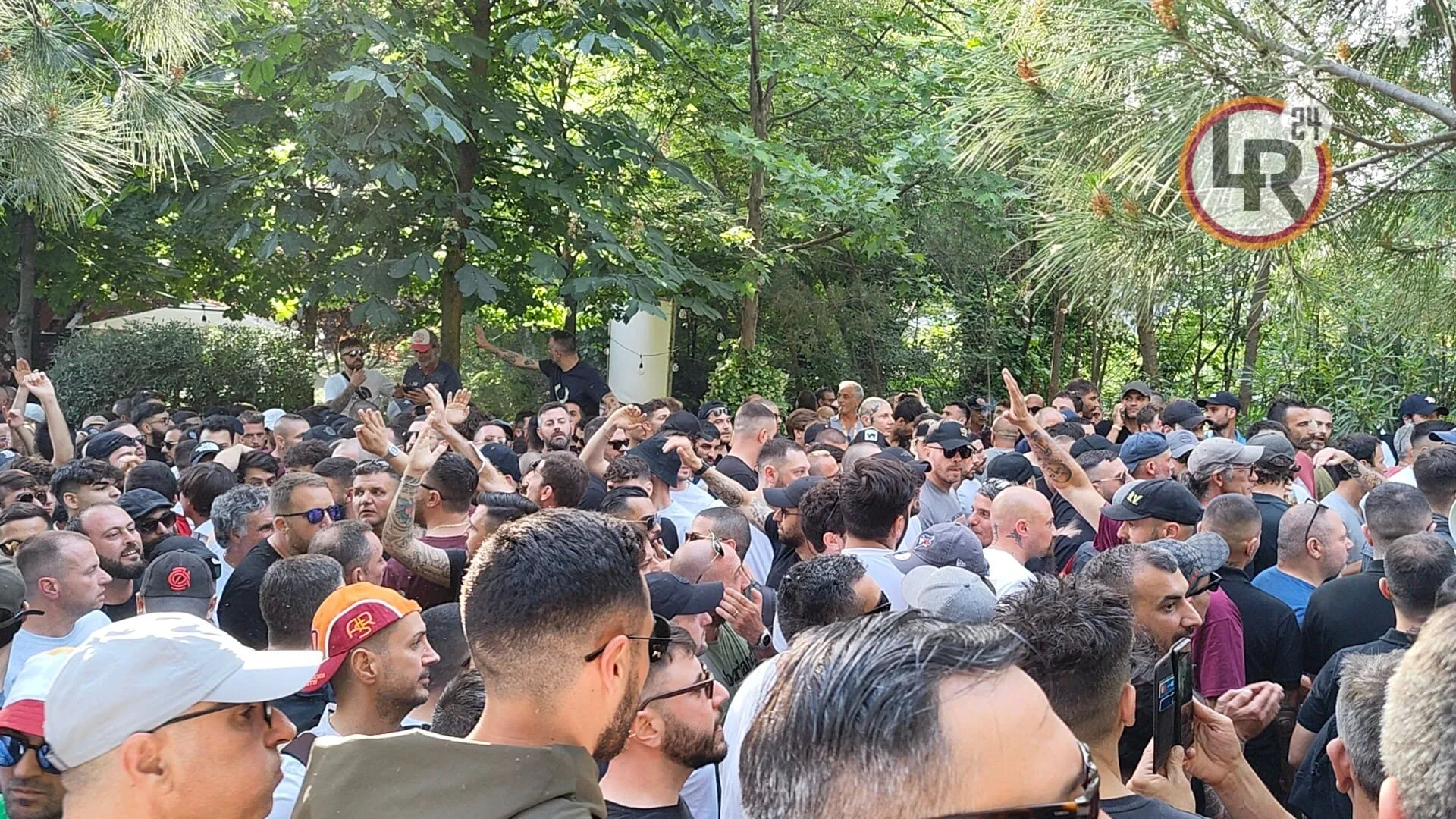 tifosi tirana verso stadio