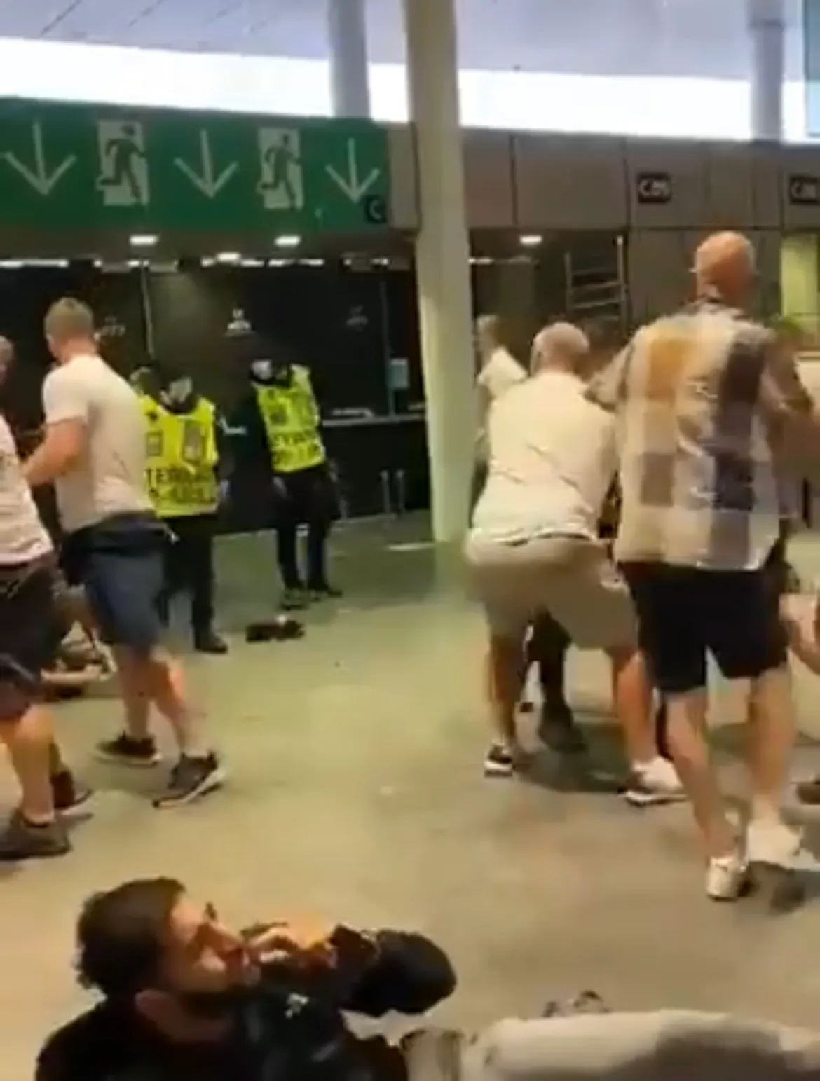 tifosi wembley aggrediti