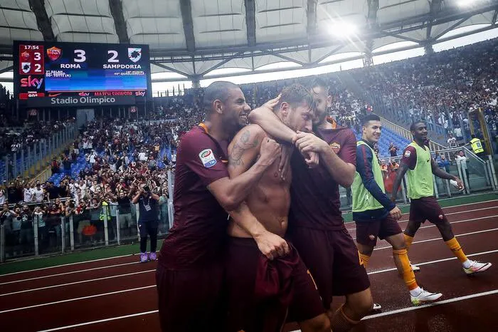 totti abbracciato peres manolas
