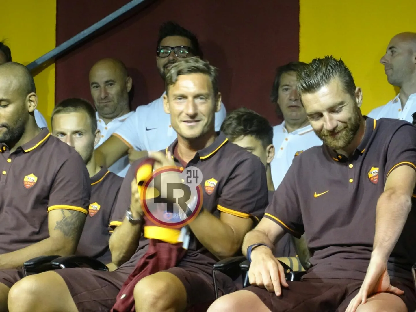 totti de sanctis presentazione squadra ritiro 2015