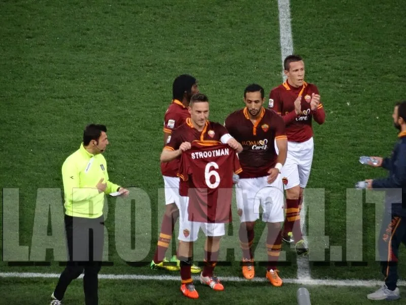 totti esulta mostra magla strootman
