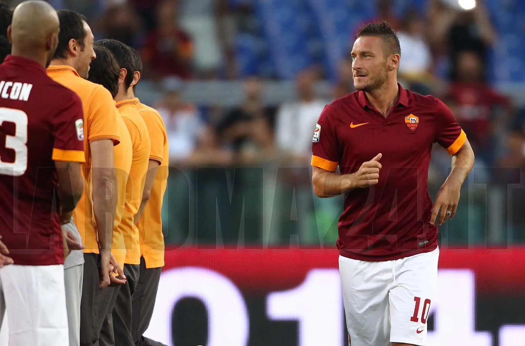 totti guarda maicon e staff presentazione roma fenerbahce 190814 foto gino
