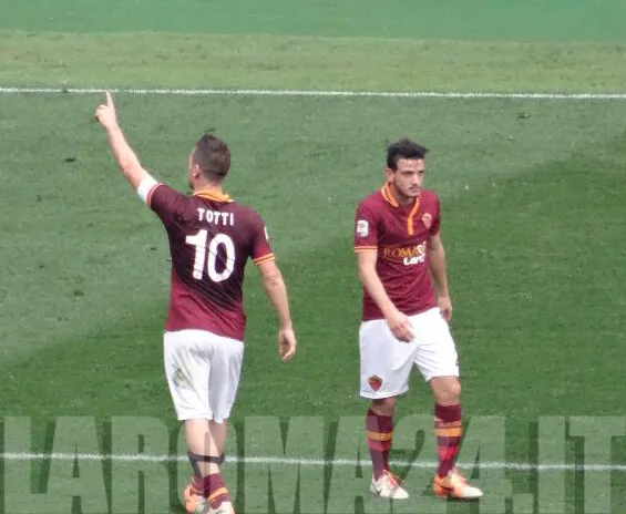 totti indica spalle florenzi roma genoa 120114