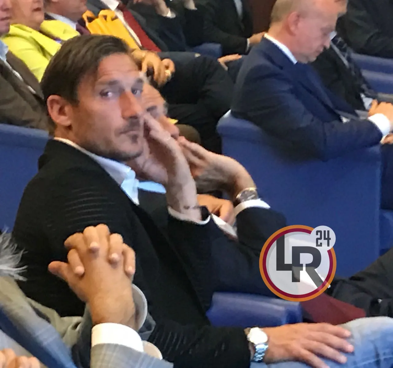 totti mezzo busto seduto al coni lr24