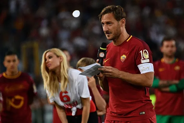 totti microfono discorso addio