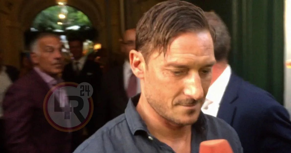 totti microfono pallotta sfondo