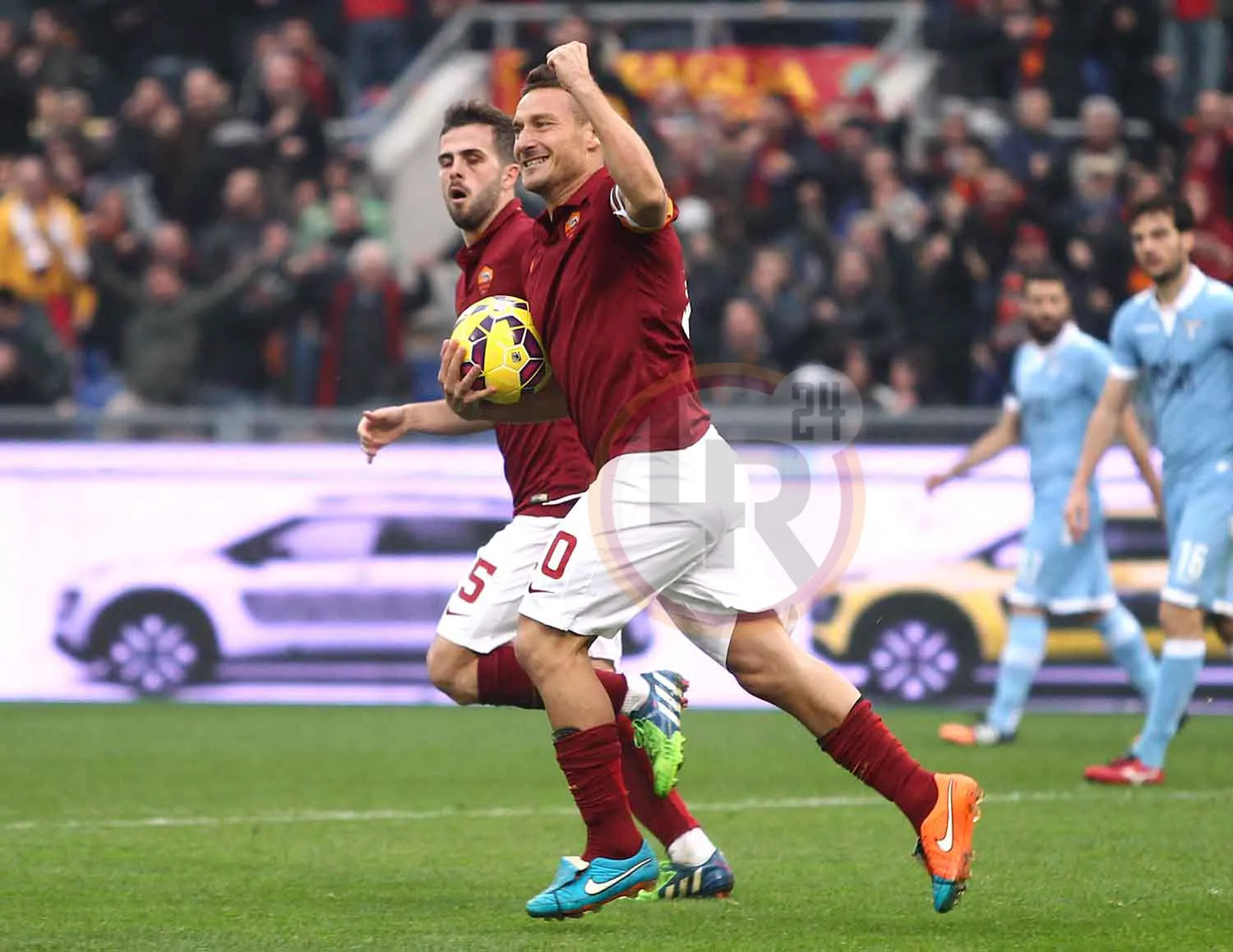 totti pallone corsa derby 110115 mancini