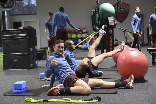 totti pollice ok lavoro palestra allenamento