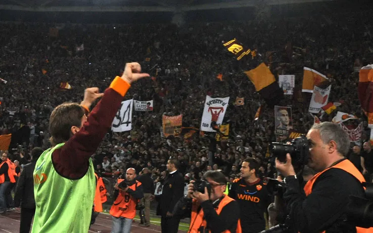 totti pollici curva sud