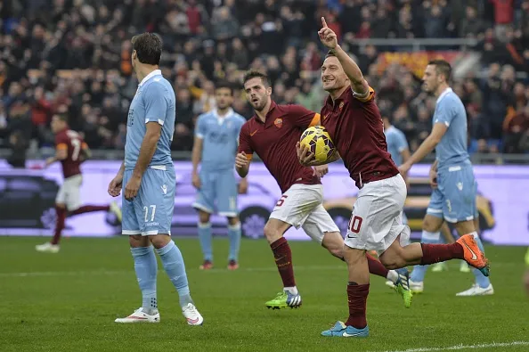 totti raccoglie la palla primo gol roma lazio derby 1112015