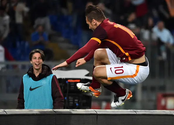 totti scavalca cartelloni roma toro