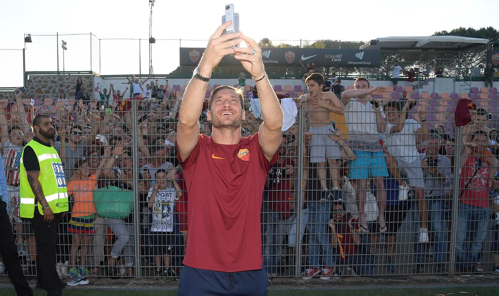 totti selfie trigoria