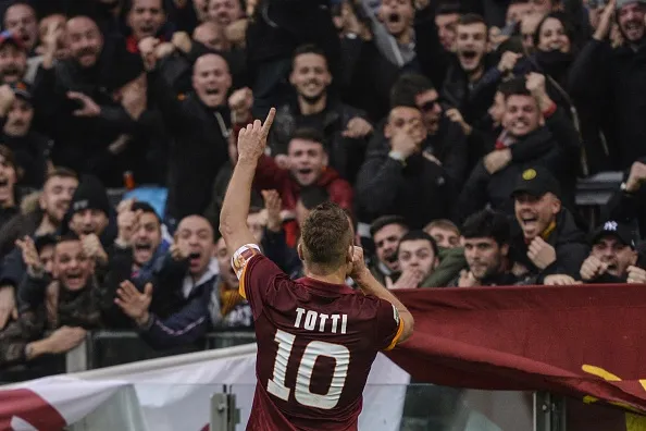 totti sotto la sud dito alzato pollice roma lazio derby 1112015