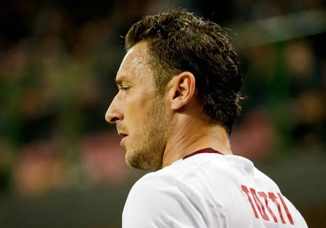 totti spalle profilo