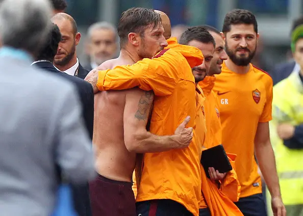 totti spalletti abbraccio
