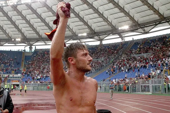 totti sventola maglia roma samp