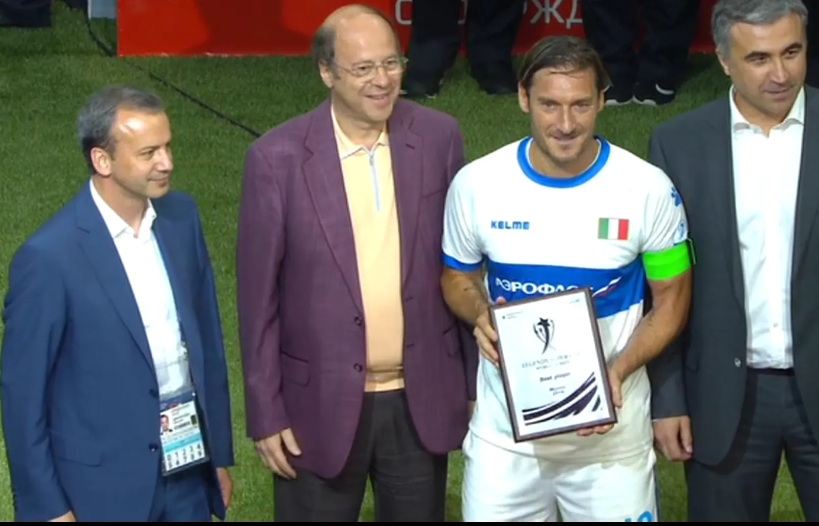 totti targa miglior giocatore legends super cup