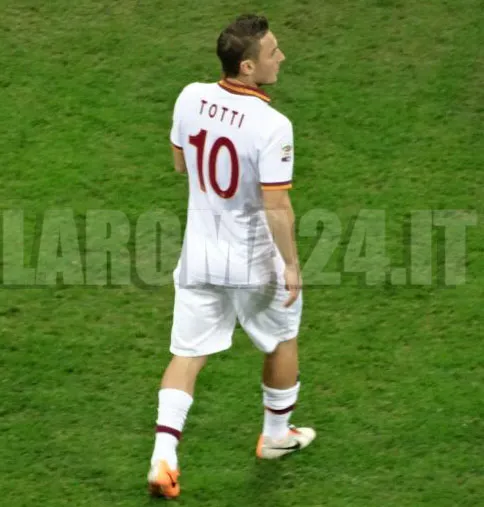 totti tutta figura spalle bianco