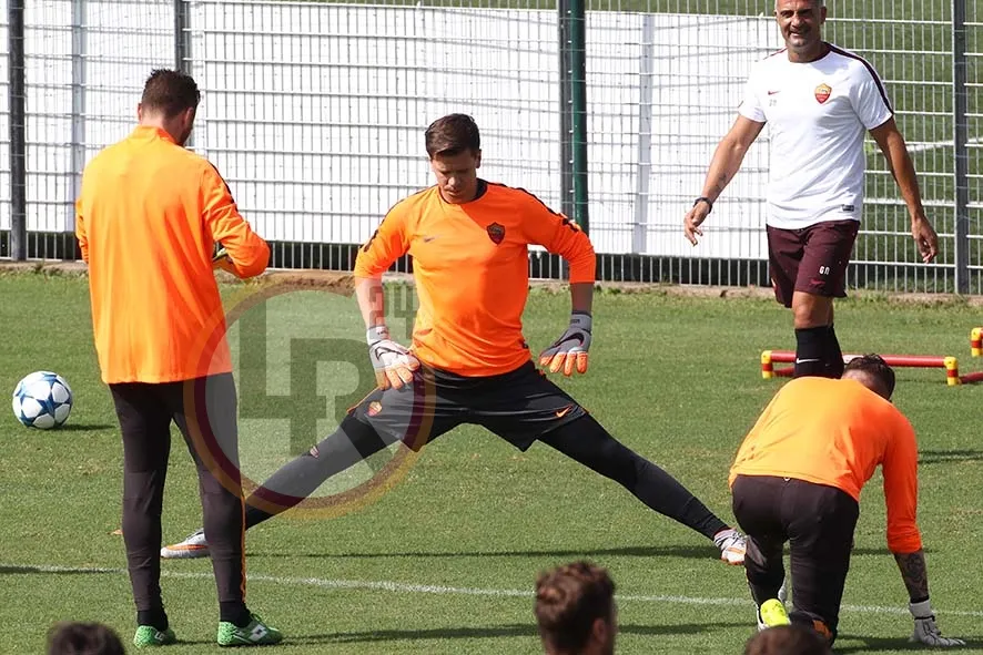 trigoria 15915 allenamento szczesny portieri riscaldamento