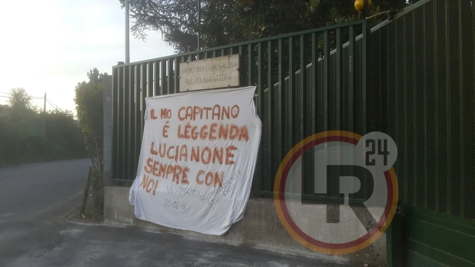 trigoria striscione totti